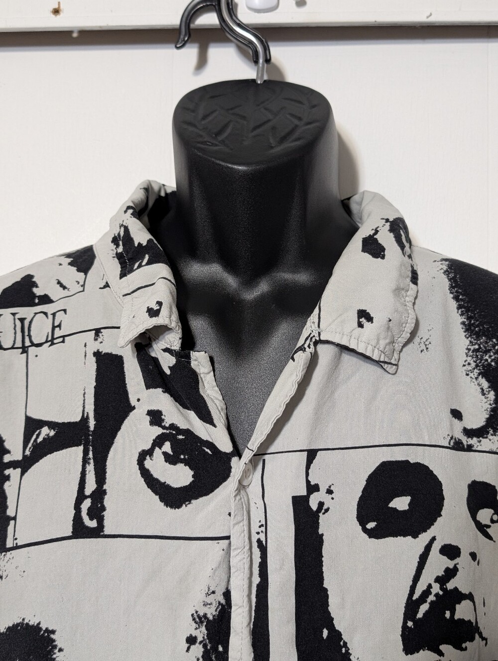 Men's Beetlejuice Graphic All Over Print Rayon Button Down Shirt Size 3XL - Picture 4 of 8